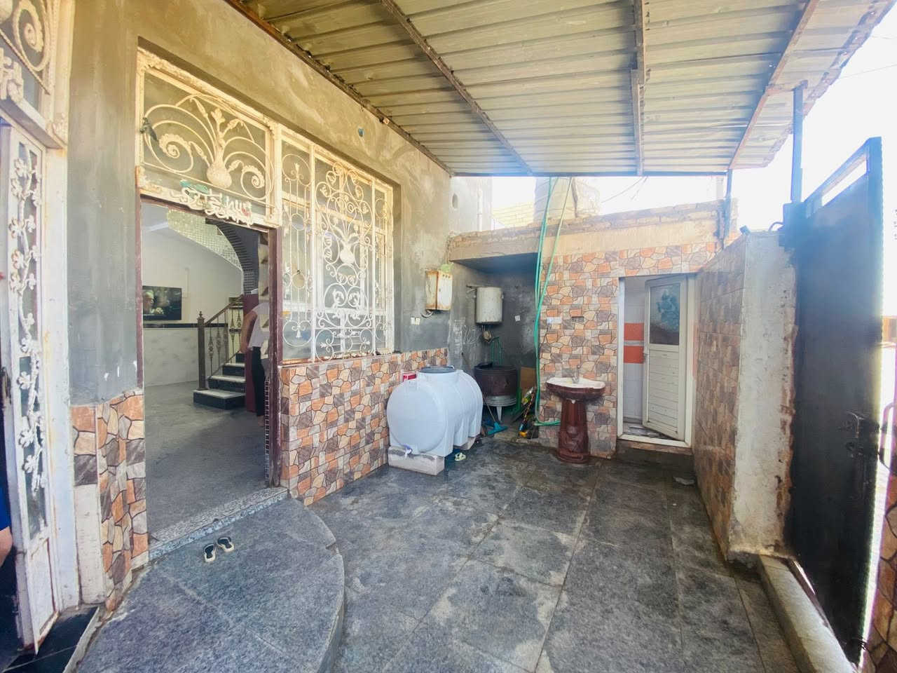 سلام عليكم عندي بيت بالشهداء  للبيع على الشارع قرب جسر الهولندي نص امامي 110 واقع حال 120  متر تقريبا البيت بناء 2014 لكن الصاله وملحقاتها ترميم صارله شهرين تقريبا درج مرمره البايه والمرايه لوح 120  الحائط معجون مو مخمر يحتوي البيت على ديوانيه + مطبخ مفتوح على الصاله + صحيات داخليه وخارجيه + غرفة نوم  + بناء الستاره 8 سوف ثرمستون  فقط لكن البيت كله بناء طابوق  الطابق الأرضي الارضيه تربيع  + رباط كونكريت +صب  السقف كونكريت السعر 130 مليون  موبايل ***********
