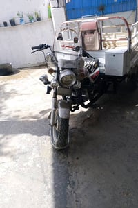 ، عندي دراجة نارية بثلاث عجلات (تك تك) للبيع بحالة جيدة، مناسبة لنقل ا...