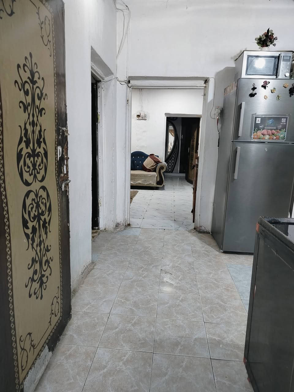 السلام عليكم بيت #للبيع مساحه 220 مكون من ثلاث غرف وصاله كبيره ومطبخ واستقبال وكراج سياره وحديقه وصحيات خارجيه يكون ع شارع تبليط ومقابل مدرسه الورده البيضاء الابتدائية ومتوفر كافه الخدمات  ديوانيه حي العسكري السعر اتفضل خاص رقم***********
