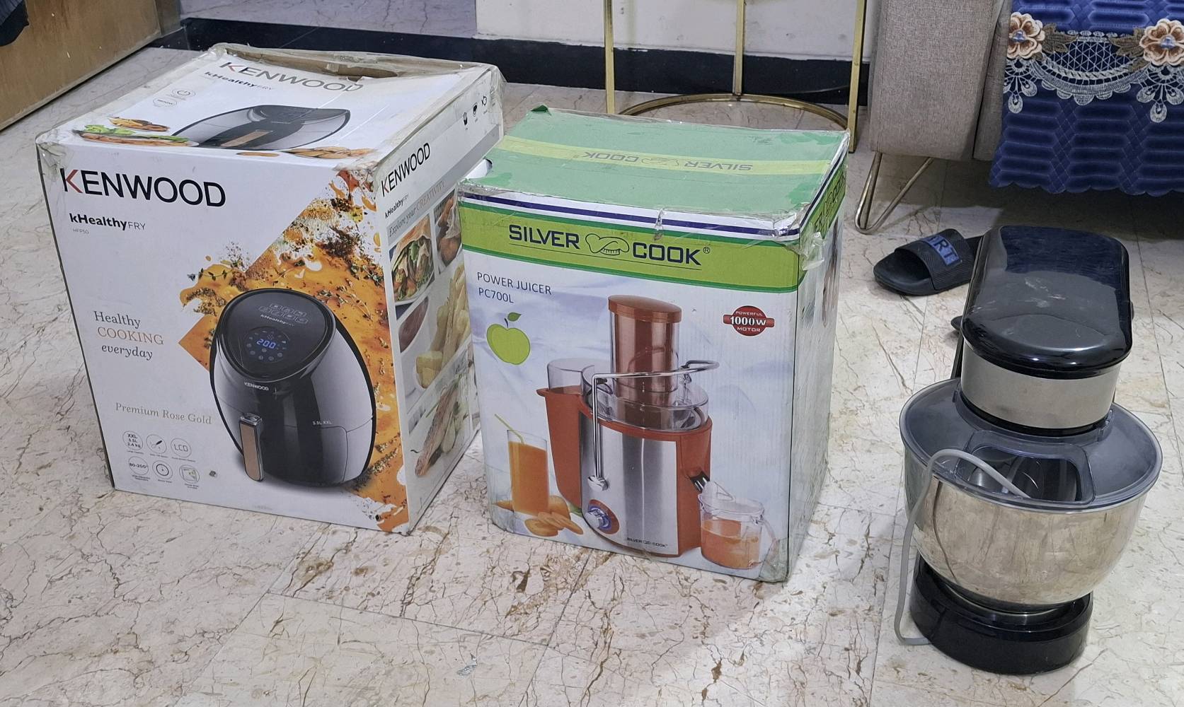 غرفه نوم شبابيه سعرها ٥٠٠ الف وبيهه مجال  اخت الجديده  
الميز اتواليت بس السجه مال الجرار  فالته  بس الجرار موجوده 
كنتور صاج ٤ بيبان كل خانه ٤ طبقات سعر ٤٠٠ الف وبيه مجال
طباخ ايطالي  اخو الجديد شغال الفرن والعيون شغاله السعر ٤٠٠ الف  وبيهه مجال 
عجانه وقلايه هوائيه وعصاره مال فواكه  جديدات كلاثتهن   ٢٥٠ الف  
اي استفسار على هذه الرقم  
***********