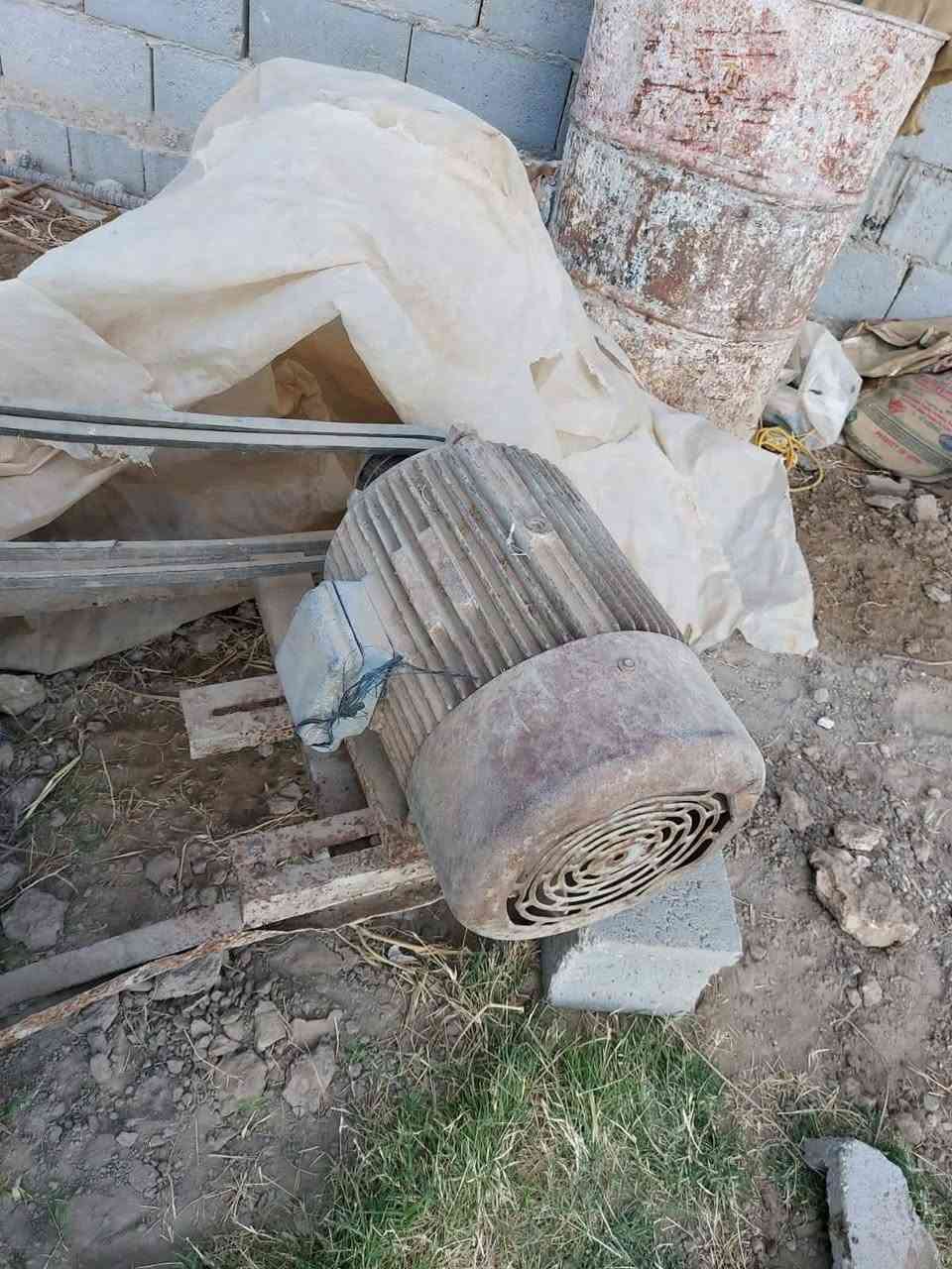 السلام عليكم
للبيع ماطور ٢٠ حصان ثري فيز  بلادي
خنزير ٦*٦ نوعيته فاضل البياتي معروفه
السعر مليون  وبيه مجال
***********
