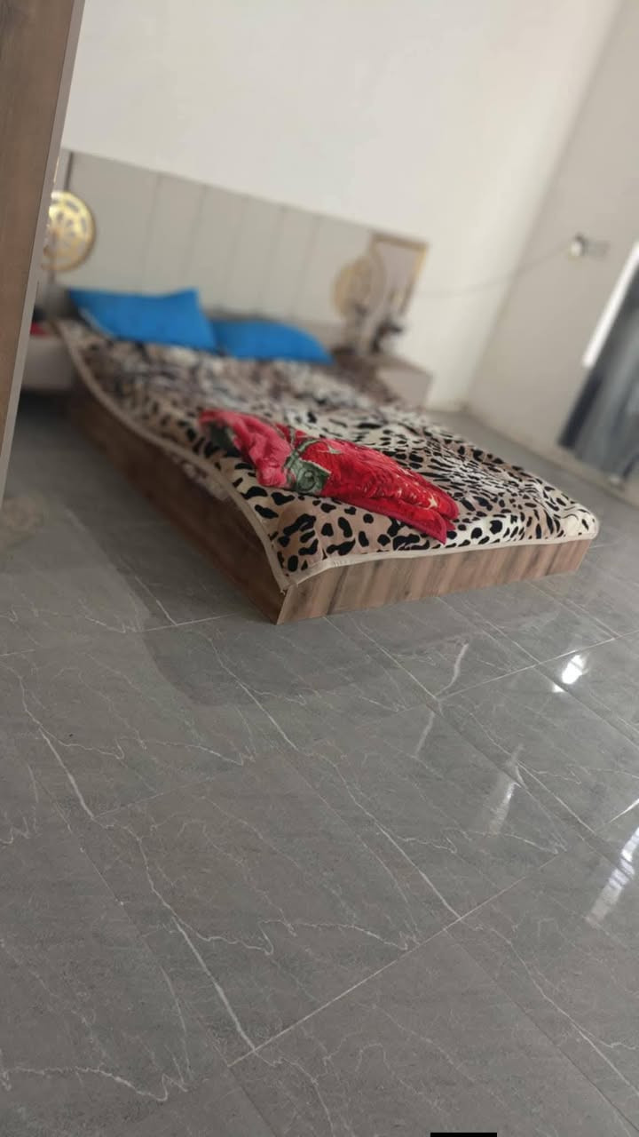 السلام عليكم موقع تجاري مميز على شارع عام وركن بواجهة17متر ومساحة 540 دار للبيع يحتوي على أربع غرف نوم 5.4 واستقبال 5.7ومطبخ 5.4و صالحة 5.10 وومنوار 3وصحيات وكراج وحديقة البيت طابقين وقطعة من ضمن الدار150 خلف البناء بسعر مناسب بنسبة الموقع طابو صرف زراعي سند 25 باسم المالك الشرع   ويرهم مراوس حسب الاتفاق الموقع قرب مديرية المرور العامة منطقة الجوبة
*********** الشراي يتصل ومايكون خاطرة الة طيب
