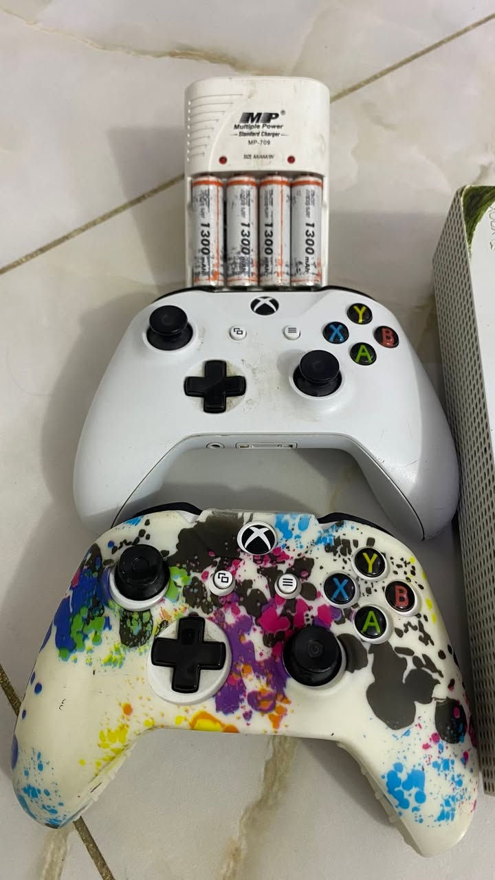 X box one s اكس بوكس وان اس جهاز نظيف وما مفتوح من قبل جهاز ذاكره ٥١٢ بيه رسمت ايد تروح بل مسح جهاز شغال كامل بيه ٣٥ لعبه مجانيه من ظمنهن (جيتي اي ٥ و ردد ردبشن 2 و بيس وفيفه وكلف ديوتي وهواي     العباب يجي وياه واير بل كهرباء ويجي وياه وايره الاصلي اج دي وتجي وياه يدتين مفتوحات شغالات بل كامل ويجي وياه ماوس وكيبورد وتجي هديه تيب الام نقشه تخبل وهديه ثانيه بطاريات شحن واي ستفسار راسل هذه الحساب او رقم الهاتف ***********  والسعر صيده ٢٠٠ الف فقط وبيه مجال
