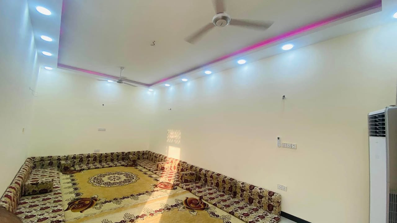 منزل للبيع مساحة ٣٢٠طابو ملك صرف 
سنة البناء ٢٠٢٣ 
بناء طابوق البيت 

القرنة /الشرش/ شلهه الموحي قرب البانزين خانه 
مدارس ع الشارع مستوصف صحي ع الشارع 
منطقة هادئة 

طابقين مساحة البناء ٢٠٠م  

الطابق الاول يحتوي على غرفتين ٥*٤ والغرفة الثانية ٥*٤
دوانية ٨*٤
مطبخ ٧ونص *٤
صالة ٨*٤ 
موزع +كليدور 
مجمع كامل صحيات  
مجمع خارجي صحيات

الطابق الثاني يحتوي على ٤ غرف 
الغرفة الاولة ٧*٤
الثانية ٥*٤
الثالثة٥*٤
الرابعة ٥*٤
صالة ٩ونص مفتوحة 
مجمع صحي 

السطح ايزوكام درجة اولة  

(السعر 235وقابل للتفاوض)

رقمي للتواصل 
*********** القرنة, البصرة
