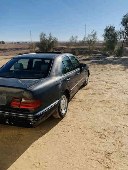 الحلال #للبيع نضربت ربي يجفيكم الشر خل اسولفلكم تفاصيل السياره واني مسوول عليها وعلى كل كلمه اكولها ..
1- مارسيدس موديل 2000 منفيس ومنفيسها ضايع 
2- كهربائيات شاشه اصليه تاب جبيره ومسجل دف اربع سماعات صوت يخبل ولايتات عالي ناصي واشاير وهورن وتدفئه شغاله نار 🔥 وتبريد فقط راديتر عايزها
3- باتري جديد بالكارتون واصلي
4- فتحه سقف وشغاله
5-كير ومحرك اصليات بلاديات شرط مامصلحات شرط اوتماتيك 
والله شاهد على حرف مثل ماكتبت كلشي شغال وكلشي شرط
السياره تعرضت لحادث شوف عينكم ربي يجفيكم الشر بس الحمدلله الحادث ما ماثر عليها لان بالبجم الوره هسع السياره شغاله وكلها شرط بعدها على وضعها فقط تضررت من وره .. هذا رقمي *********** ومكاني الشرقاط والسياره هسه يم السمكري
والسعر 25وبيها مجال حك الجيه
