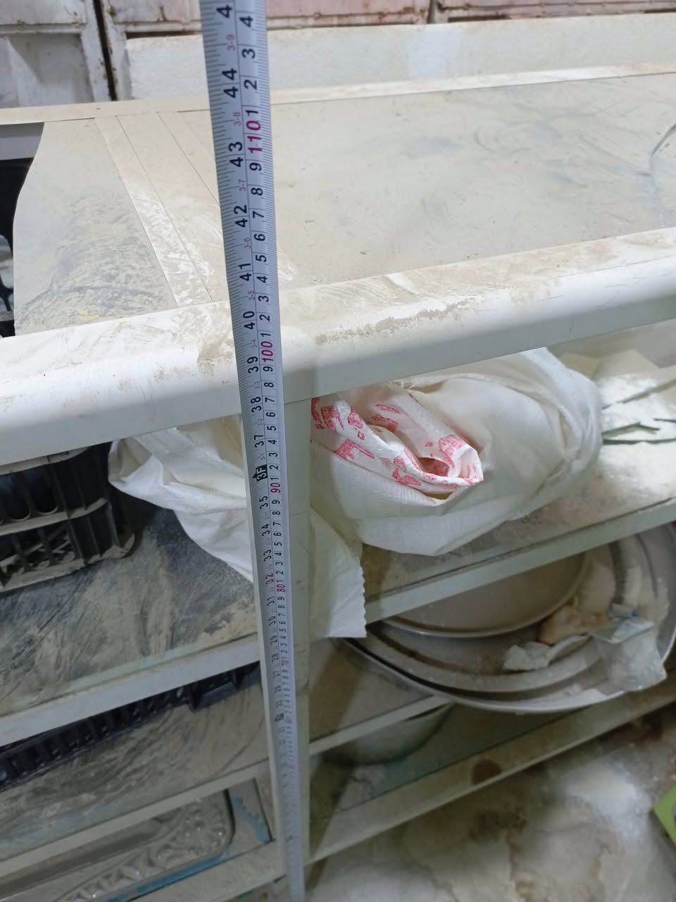 ميز عرض(جام خانه)المنيوم للبيع (200)
مجال قليل ***********
