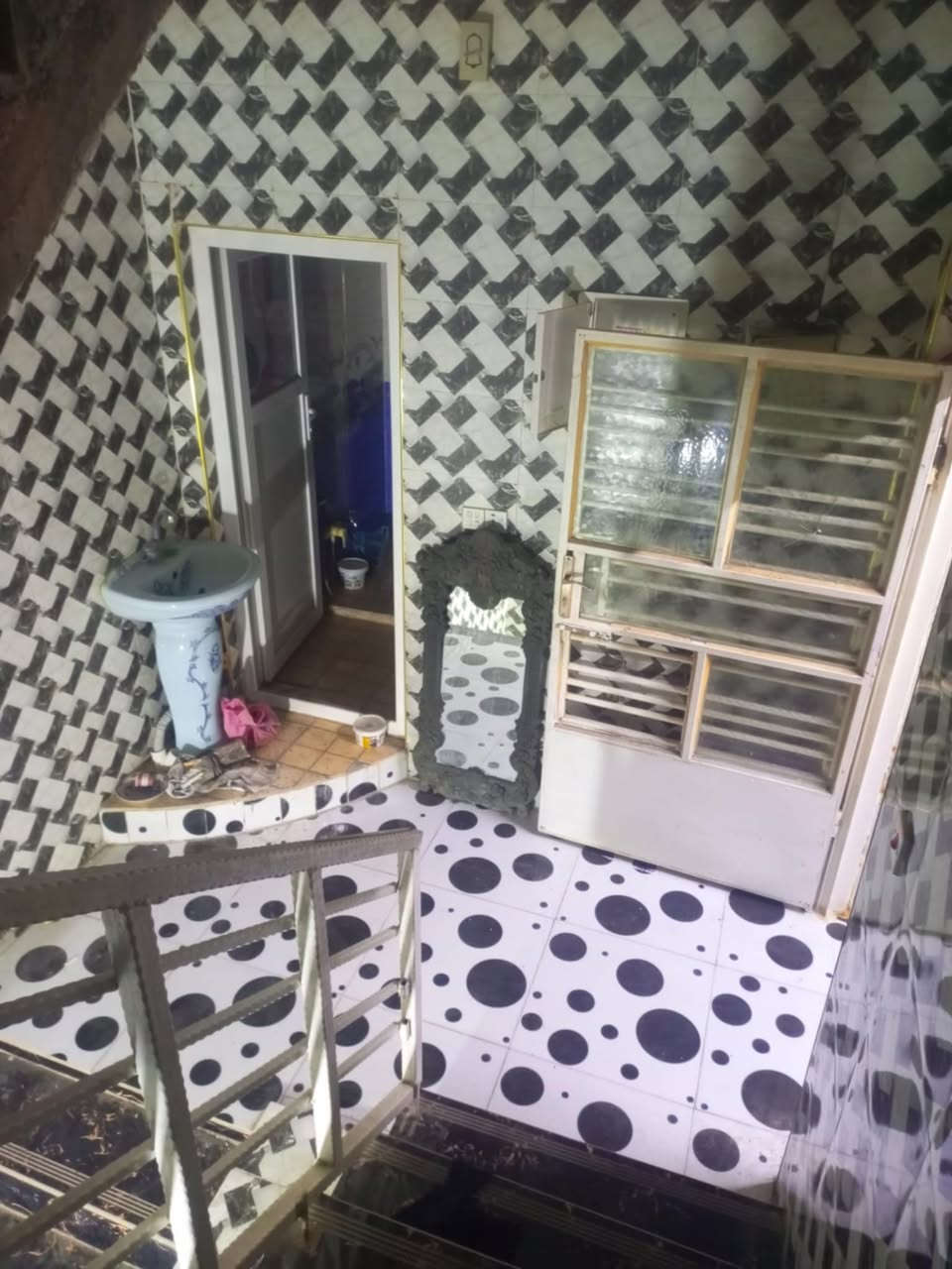 متوفر الان شقة طابق ثاني باب معزول بالفرات بشارع المستوصف قريب الشارع الرئيسي
تحتوي على 3 غرف و صالة ومطبخ و صحيات

الشقة كلش نظيفة 

ايجارها 350 الف شامل اجور الماء والكهرباء 

للاستفسار اكثر اتصال على ***********
او على الواتساب على الرقم ***********
