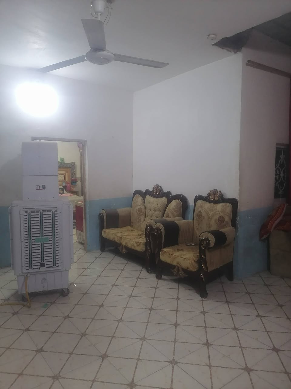 سلام عليكم ورحمة الله وبركاته بيت للبيع في البراكيه شارع المعمل منطقه سيد موسئ نهايه التبليط الينزل بصف البانزين خانه مساحه 200متر غرفه وصاله ومطبخ وستقبال وحمامات داخليه وخارجيه ومكان غرفه مامبنيه بس اساس البيت عكاده مرتب ونضيف ارضيه سيراميك وبي سقيفه ع الحوش شارعه 8متر كهرباء خطين السطح مسوي يولزكام التصال ***********
