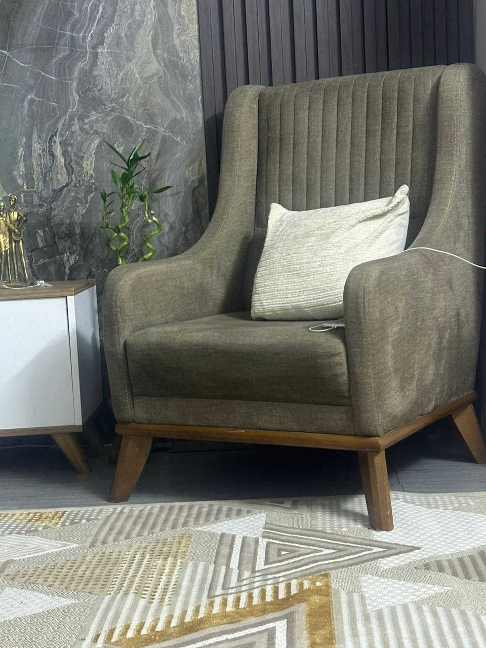 غراض مستعمله ونظيفه جداً
كاونتر مع ملحق وسنك 
ميز طعام 6 مقاعد 
تخم 10 مقاعد
ميز بلازمة 
للاستفسار ***********
