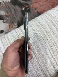 ايفون ١١ برو ماكس للبيع جهاز نضيف فقط الضهر مثل ما موضح والكلاسه بيها ...