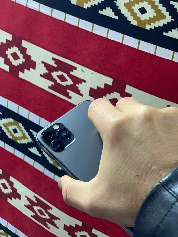 ايفون 11 برو ماكس امريكي مع كارتونه
بطارية 89 
الجهاز نظيف وما مفتوح 
فقط نقطه تطلع بالتصوير بالكامره ال1x
 سعر 350 
***********
