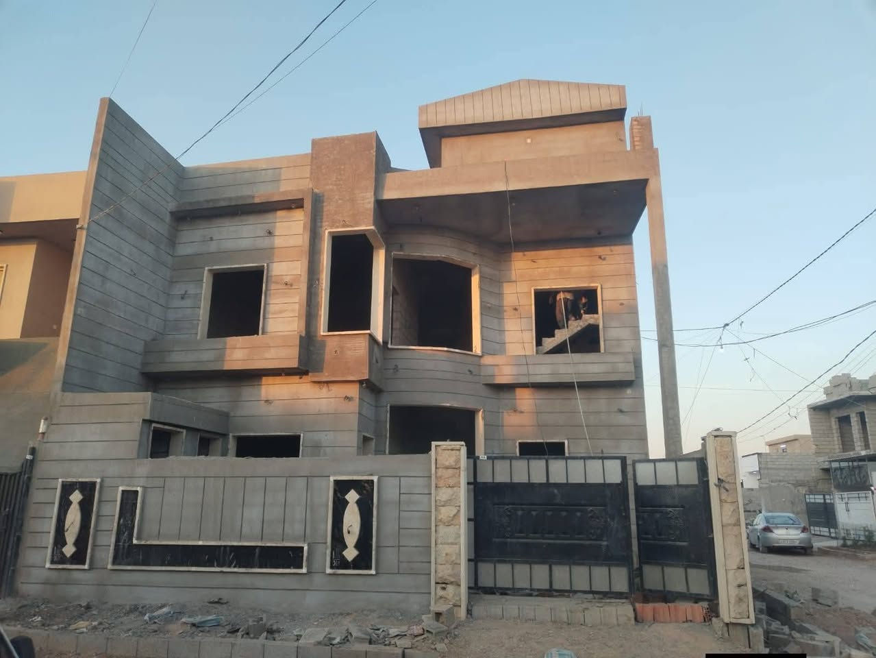 اعلان 📣📣
هيكل للبيع كامل  مساحه 100متر مربع ركن زراعي 🏠

 تأسيس كهرباء كامل لبخ كامل  شبابيك حلان نضام دكت 

يتكون من طابق ارضي استقبال 9 أمتار مطبخ  مفتوح🏠 صحيات كراج مكان حديقه 🏠🏠

طابق الثاني يتكون من غرفتين نوم إكبار معه هول و🏠 صحيات معه بيتونه 🏠🏠

موقع العقار حي العسكري الزراعي ثاني فرع من الشارع 

💵💵 استفسار عله الرقم ‏‪***********‬‏
