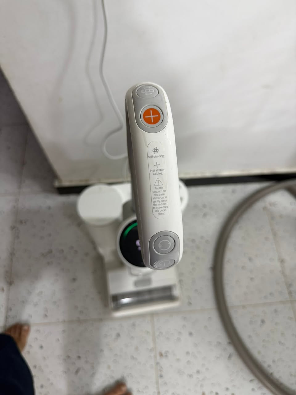 Xiaomi Truclean W10 Ultra
بوكاله الريان ب825 يمي السعر ب325 الف اكو كميات جبيره واكو بيع جمله بسعر ارخص 

* ✅ تكنس وتمسح وتجفف الأرضية بنفس الوقت (3 في 1).  
* ✅ قاعدة ذكية تقوم بـ:
    * شحن الجهاز.
    * تنظيف الرول تلقائياً.
    * تجفيف الرول بالهواء الساخن (حوالي 55° مئوية) لمنع الروائح والعفن.  
* ✅ تعبئة خزان الماء تلقائياً من القاعدة.
* ✅ تنظيف بالماء الساخن يصل إلى 75° مئوية لإزالة البقع الصعبة.  
* ✅ مستشعر ذكي يكتشف كمية الأوساخ ويزيد أو يقلل قوة التنظيف تلقائياً.
* ✅ دفع ذاتي (Self-propelled) يجعل تحريكها خفيفاً.
* ✅ شاشة LED تعرض البطارية ووضع التنظيف.
* ✅ أوامر صوتية وتنبيهات أثناء الاستخدام.

المواصفات

* قوة المحرك: 220 واط.  
* سعة بطارية: 3680mAh.
* مدة التشغيل: حتى 35 دقيقة في الاستخدام العادي.  
* خزان الماء النظيف: 745 مل.
* خزان الماء الوسخ: 640 مل.


**إذا كنت صاحب هذا الإعلان وتريد حذفه لأي سبب، رجاءا أرسل رسالة إلى الدعم الفني**