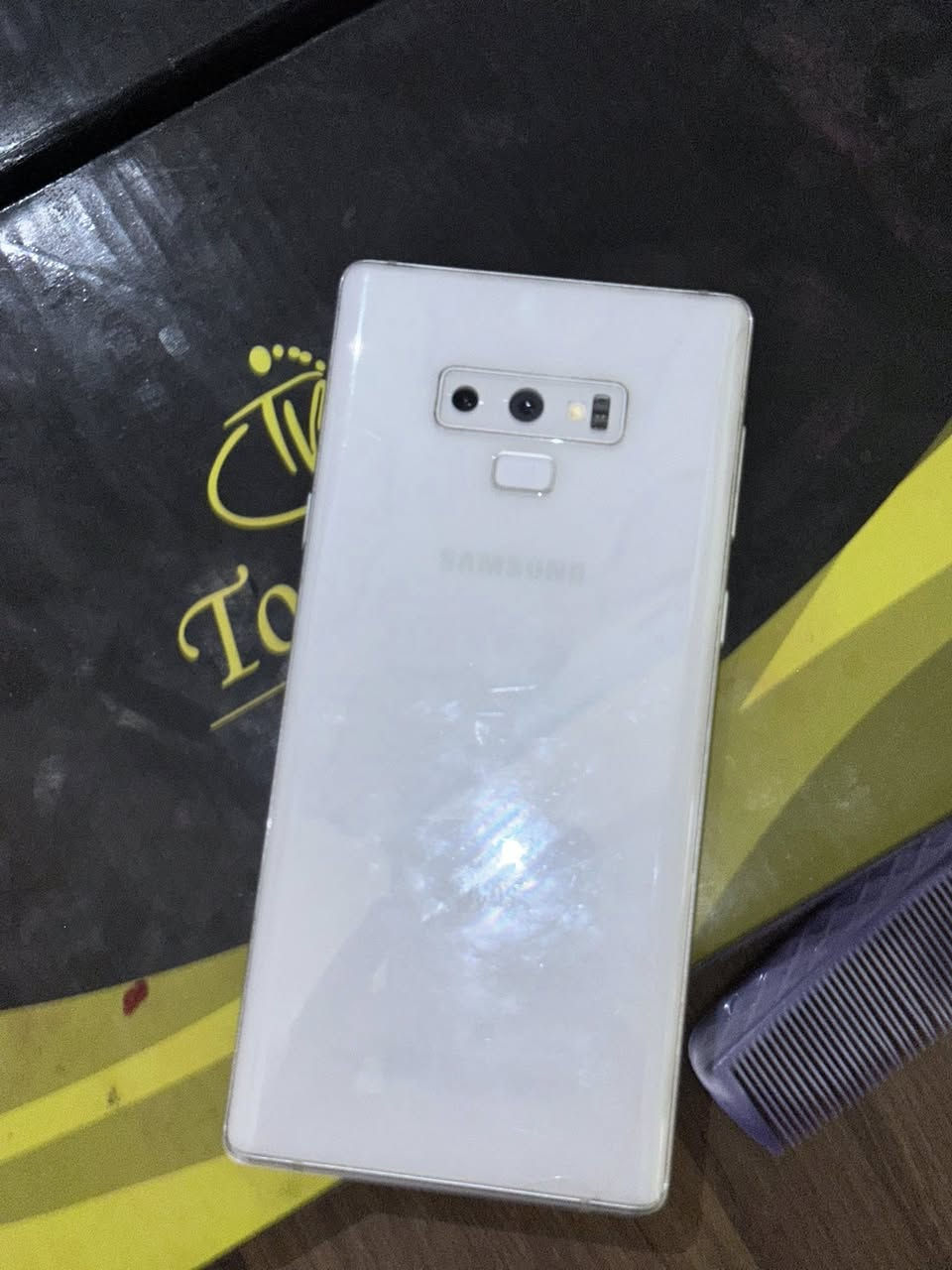 كلكسي نوت 9 مكفول ما مفتوح  القلم شغال وموجود   شغال كله مجرد الشاشه بيه كسر  ذاكره 256 مكاني زبير سعر 200 رقم الهاتف ***********

