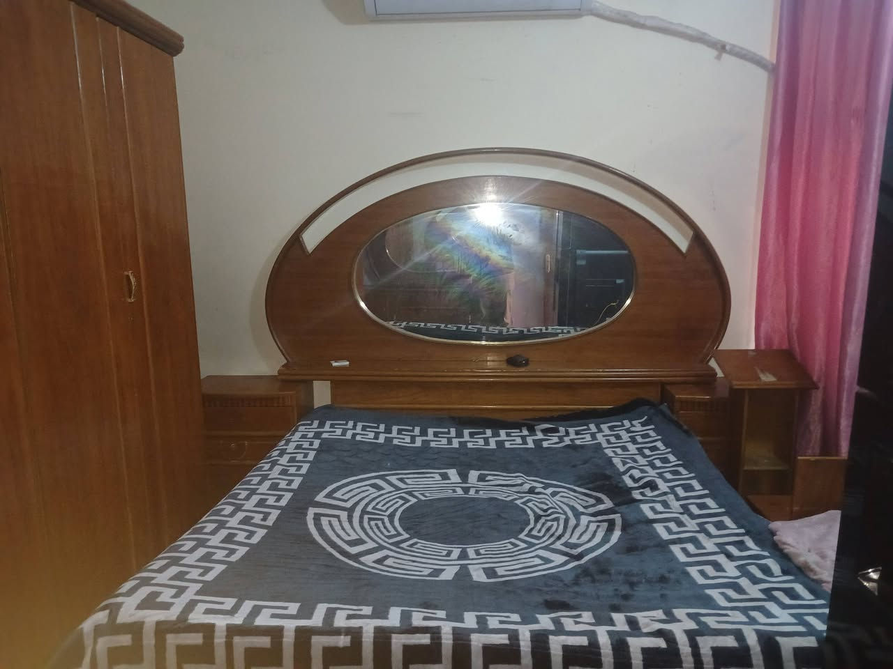 السلام وعليكم غرفة عراقي
كنتور ضنيف كلش
زاوية نضيفة كلش
بوفيات جداد
صومية جربابة نضيفة اي كسر مابيها
التاج العالي نضيف
التاج الناصي مكسور
ميرز التواليت  بس صبغ يرادلة 
وباقي الغرفة بس تلميع
رقم الهاتف ***********
رايدها٤٥٠ الف
