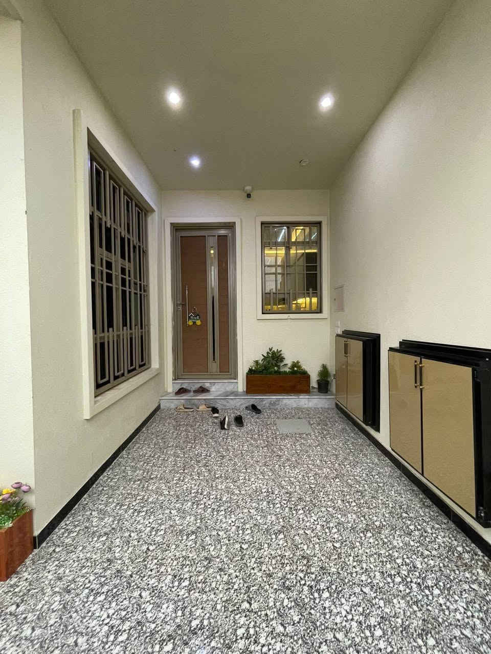 #اسعد_الله_اوقاتكم_بكل_خير👋
توفر دار سكن للبيع طابقين ملاحظه مع جميع الاثاث بل كامل 

بناء حديث طابوق بلكامل والارضيه رفت  سنة البناء 2026

#المساحه 100م مربع

على شارع 10م وركن

جميع الخدمات متوفره

محتويات البيت ⬇️

استقبال

صاله كل طابق وحده

مطبخ

غرف نوم 5

صحيات داخلي + خارجي

وكل طابق صحيات 

كراج

#جنس_العقار : طابو ملك صرف زراعي عراقي سند 25

#العنوان .. البصره حمدان قرب مستوصف حمدان

جميع الخدمات ماي كهرباء شوارع 10 متر

#السعر 165وبي مجال للشراي

#اللاستفسار الاتصال على الرقم 📳📞
*********** 📳
