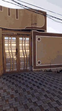 دارللبيع في حي الانتفاضة الثانية مقابل مجمع القمرالسكني يقع على شارع 30 المساحه 100 متر طابق واحديحتوي على غرفة نوم واحدة و استقبال مطبخ صحيات وطارمه للاستفسار ***********
