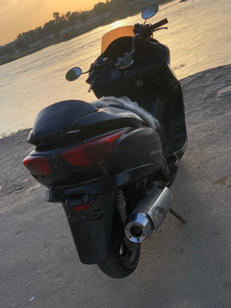 فورزه للبيع او مراوس حسب القناعه دراجه نضيفه نكره سلف بأي وقت يعجبك كلشي شغال بيها شلعه معدل خير من الله مكينه مكفوله كفاله عامه من كلشي الكفرات نضافتها كدامك مكاني بغداد الاعضميه رقمي ***********
