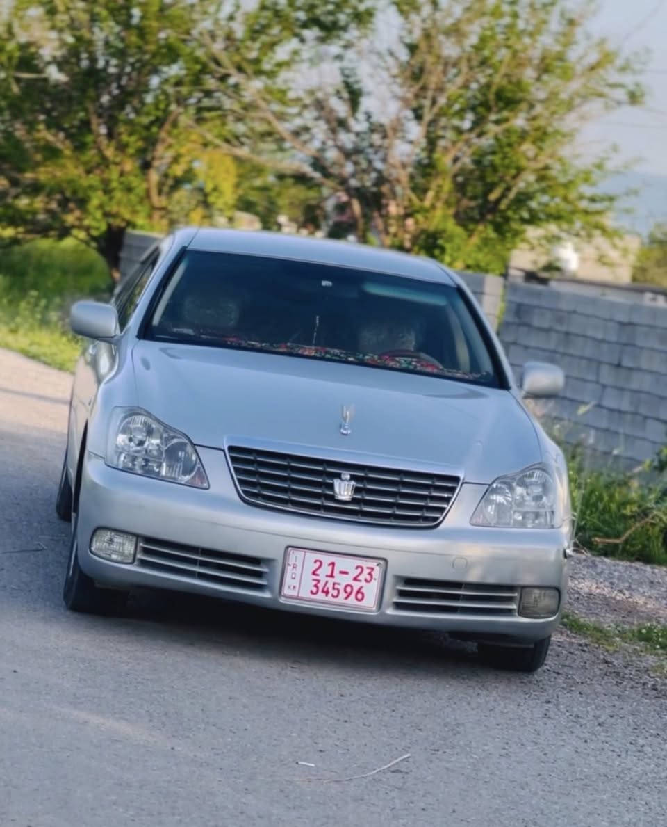 مووس مووس بێ کۆددد
شاهینە ڕۆیاڵی ٢٠٠٦ مانگی ١١

گەورە بە گەورەی ١٨٢

دوو دوگمە 

دو پەردەی دواوە خۆم بۆم داناوە پەردەی شەریکە 

ناو زەرد فۆڕمیگای نەشکاوە

برێکی بەسراوە

تەبریدی مەزبوتە 

بێ بۆیاخە سەیارەکەەەە

١٦٠ هەزار رۆشتوە

سفرە سەیارەکە 

بە شەرتی بۆیاخ دەعم لیدراو کەڤەر گۆڕاو

 بێ دوکەڵڵ

سەیارەکە یەک دەسە
***********

