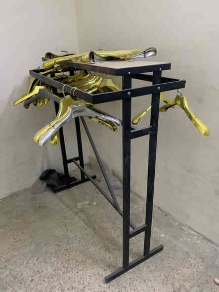 سلام عليكم عندي استان وملكانات  ورفوف وذراعات لبيع العنوان مدينة الصدر ***********
