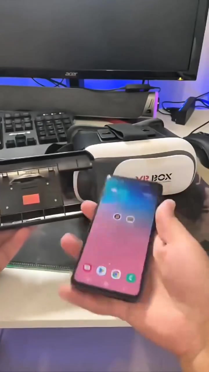 نظارات الواقع الافتراضي VR BOX.

الاستخدامات:

استمتع بتجربة الواقع الافتراضي الفريدة من خلال نظارة VR BOX.

مثالية للاستمتاع بالألعاب، مشاهدة الأفلام، وتجارب الواقع الافتراضي المتنوعة.

توفر لك تجربة مشاهدة ثلاثية الأبعاد واضحة ومريحة.

مناسبة لجميع الأشخاص الذين يحبون الترفيه الإلكتروني والتفاعل مع العالم الافتراضي.

المميزات:

تصميم مريح وقابل للتعديل ليتناسب مع جميع الأحجام.

مزودة بحزام رأس مرن يضمن راحة تامة أثناء الاستخدام.

عدسات عرض ذات وضوح عالي للحصول على تجربة مشاهدة واقعية.

سهلة الاستخدام ومتوافقة مع معظم الهواتف الذكية.

مصنوعة من مواد عالية الجودة، مما يجعلها متينة وخفيفة الوزن.

مزودة بفتحة للتهوية لمنع تراكم الحرارة أثناء الاستخدام الطويل.

محتويات الصندوق:

نظارة الواقع الافتراضي VR BOX.

حزام رأس قابل للتعديل.

كتيب تعليمات الاستخدام.

قطعتان من القماش.

الملاحظات:

تأكد من تثبيت الهاتف بشكل جيد في النظارة لضمان أفضل تجربة.

ينصح باستخدام النظارة في بيئة هادئة ومريحة للحصول على تجربة أفضل.

قياس الكارتون:

طول 20 سم  عرض 11 سم  ارتفاع 14 سم.


**إذا كنت صاحب هذا الإعلان وتريد حذفه لأي سبب، رجاءا أرسل رسالة إلى الدعم الفني**