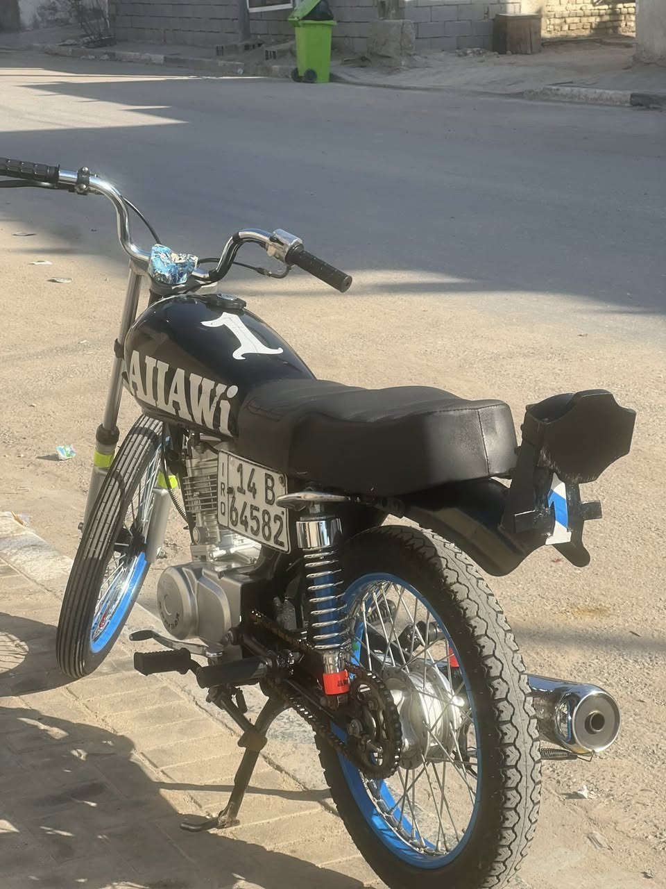 السلام عليكم دراجه للبيع دوات مو رقم دراجه تعمير جديد رقم *********** دراجه مفتوه كور وبيه ولفات سايبه تحوير سعر ٥٥٠ قفل دراجه عنوان البصره سيد سامي
