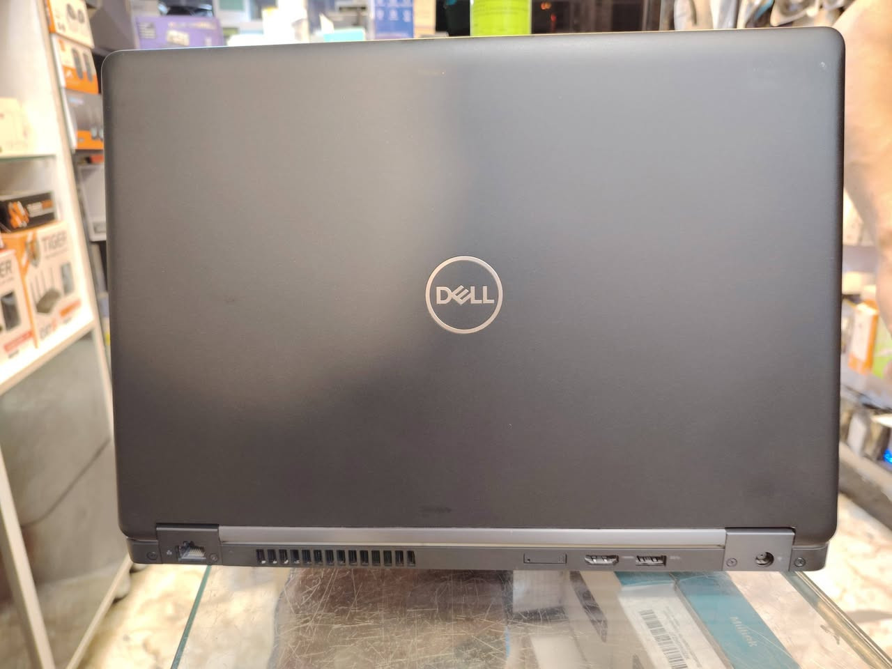 Dell Latitude 5491
معالج كوراي سفن الجيل الثامن H
رام 8 كيكا ددر4 قابل للتطوير
هارد 256 كيكا سسد ام تو قابل للتطوير
حجم 14 انج
كرت شاشة داخلي انتل 4 كيكا
كيبورد عربي انكليزي ضوئي ليزري 
السعر 360 الف دينار شامل التوصيل 
هدية 🎁 حقيبة 👝 وماوس
***********
