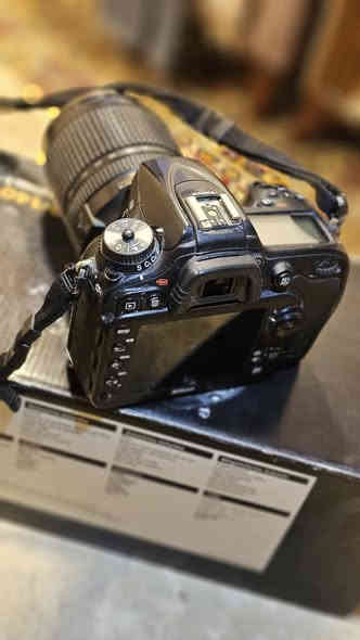 كاميرا نيكون d7200 مستعمله نظيفه كلش استخدام شخصي الشتر مواصل 35 الف
وياه عدسه 18-140 vr  تدعم الفوكس اوتو و منول 
تدعم ال wifi  و تحكم عن بعد 
ويا كريب للكامره و درع جلاتيني 
كامره نظيفه و مواصفاته حلوه بيه ميزات هواي 
للتواصل على رقم واتس ماعندي توصيل محافضات متواجد بغداد 
***********
