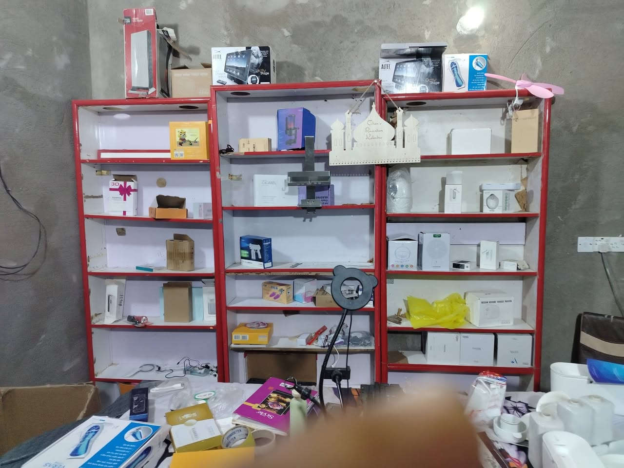 السلام عليكم ورحمة الله وبركاته عيوني عندي غراض امزون مع رفوف 3 قطع مع احذيه للبيع بسعر مناسب اريد ابيعهم شلع
***********
