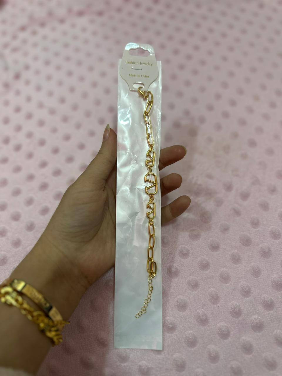 سوار ايي قطعة داخل المنشور على الف
يوجد توصيل داخل سبع البور سعر التوصيل الف
رقم/*********** او خاص
