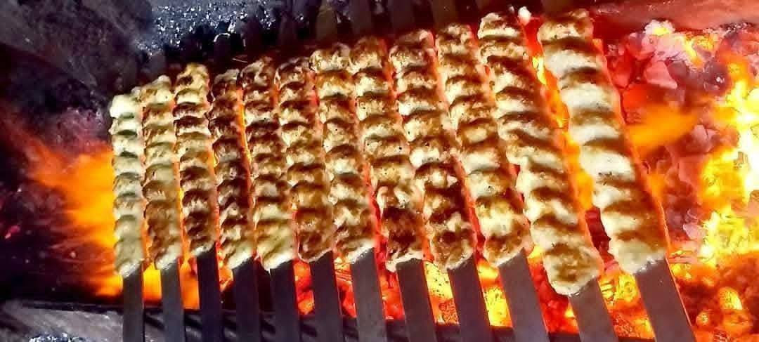 السلام عليكم
وعلى بركه الله تم افتتاح مطعم ومشويات جنوب الموصل بكادر خاص ومميز الموقع تلول ناصر الشارع العام مقابيل مرطبات فانيلا
يتوفر دجاج محشي 
دجاج عل فحم مع تمن 
دجاج شوي مع تمن 
شرط وزن دجاج 1300 
كباب دجاج
تكه دجاج
كباب لحم 
تكه لحم 
بادارة احمد 
رقم الهاتف ***********
 بادارة خلف
رقم هاتف  ***********
يوجد خدمه توصيل كافه مناطق جنوب الموصل 
ملاحضه مهمه الدين ممنوع بدون اي احراج لاي شخص رجاءً رجاءً
