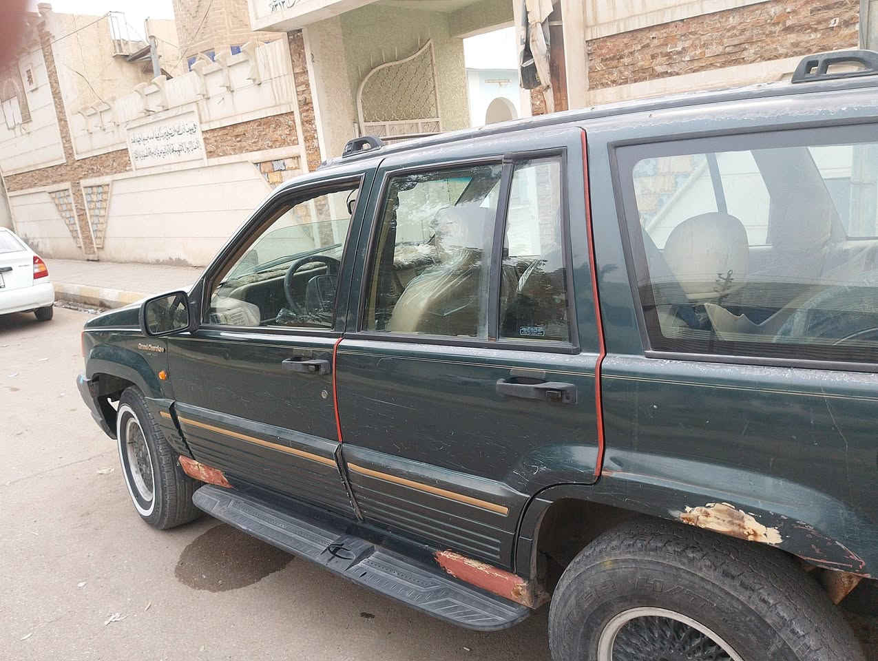 سلام عليكم بعد اذن الادمن. جيب شيروكي 94 محرك VvT كير ومكينه كفاله. كشر لاصبغ ولا حادث اكو جراد تخم تاير نص عمر. بيع او مراوس حسب القناعة. سعر 35 بكاني واسط صويرة    *********** رقم بيه وات ساب وخاص مفتوح
