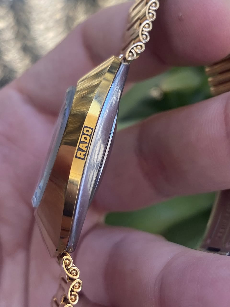 السلام عليكم
نوادر القطع السويسرية
رادو ديستار
سويسري اصلي 
اتوماتيك 
نظافة ٩٥٪؜
طلاء ذهب ثابت
ارقام الماس 
زجاج كريستال ضد الخدوش 
 مقاومة للماء 
القطر ٣٦
يوجد توصيل لجميع المحافظات 
***********
