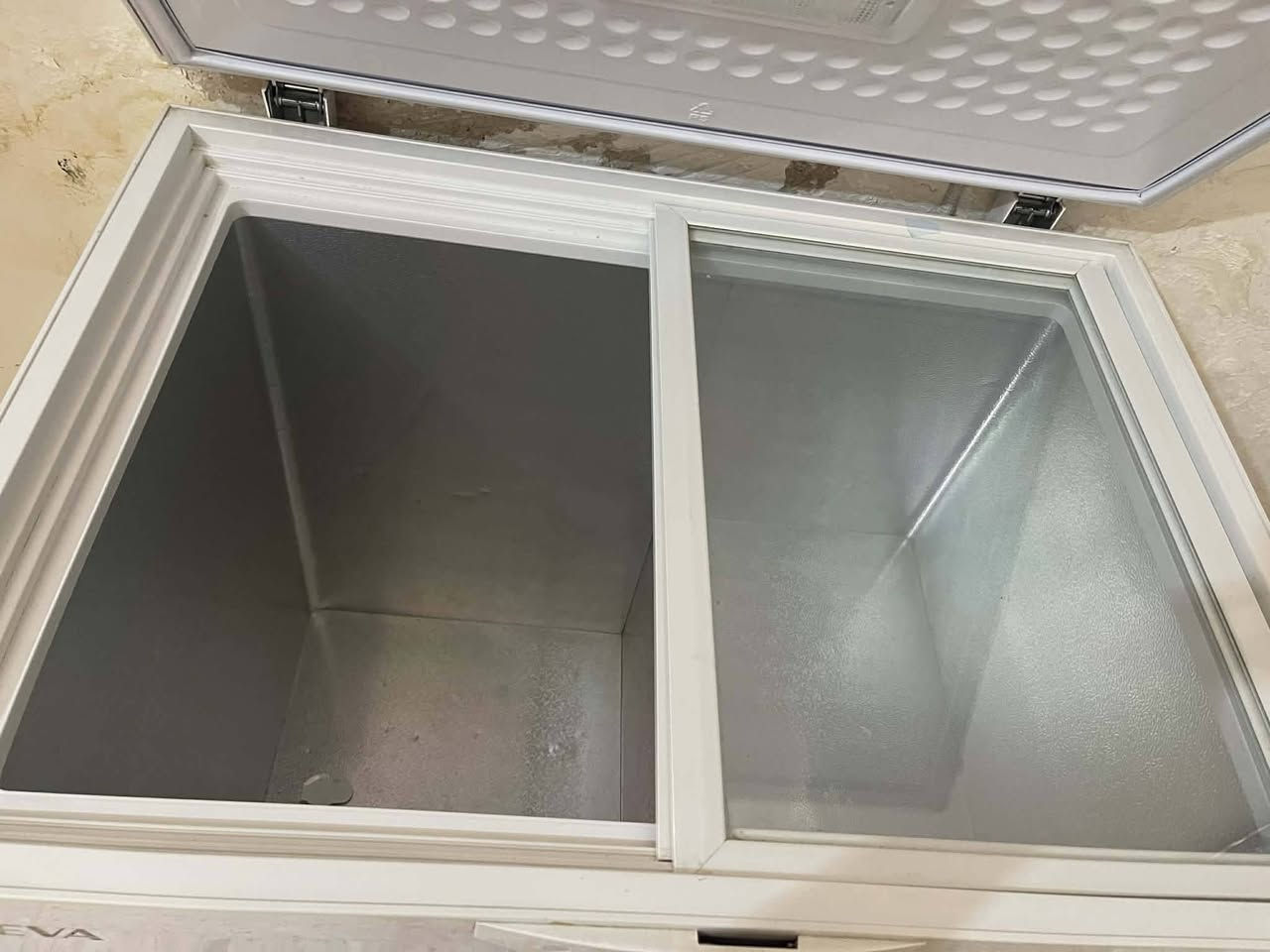 السلام عليكم مجمدة نظيفة استعمال سنة واحدة  للبيع حجم  وسط  بسعر ١٥٠ الف للاستفسار اكثر الاتصال على الرقم ***********
