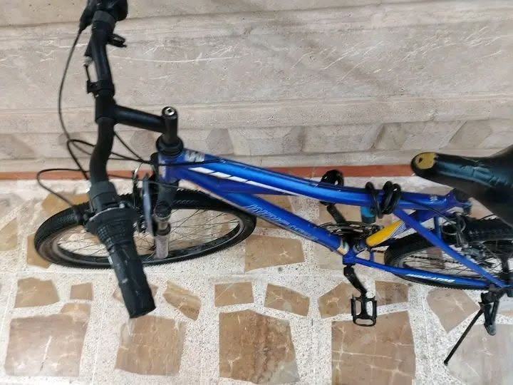 السلام عليكم للبيع
النوع والفئة: دراجة جبلية (Mountain Bike - MTB) مصممة للطرق الوعرة واليومية.

​العلامة التجارية (الماركة): INDICATOR (مكتوبة بشكل واضح على الهيكل والمساعد الأمامي).

​اللون: أزرق ملكي (Royal Blue) مع ملصقات وخطوط باللونين الأبيض والأصفر.

​الهيكل (Frame): مصنوع من المعدن بتصميم رياضي متين، ويحتوي على قفل دراجة أسود ملفوف ومثبت أسفل المقعد.

​المساعدين (Suspension): تحتوي على مساعد أمامي (Front Suspension Fork) من ماركة INDICATOR للمساعدة في امتصاص الصدمات على الطرق غير المستوية.

​نظام التروس والسرعات: دراجة سرعات (Multi-gear) تحتوي على تروس أمامية وخلفية مع ناقل حركة (Shifters) مثبت على المقود، مما يتيح تغيير السرعات لتناسب المرتفعات والطرق المستوية.

​المكابح (الفرامل): فرامل من نوع V-Brake (فرامل لقيمات تقليدية) على العجلات الأمامية والخلفية.

​الإطارات والعجلات: إطارات جبلية عريضة ذات نقشة خشنة لزيادة الثبات على الأرض، مع جنوط ألمنيوم وشفرات (سلك) كلاسيكية.

​المقعد: مقعد أسود مريح وقابل لتعديل الارتفاع.

​بلد الصنع: مدون عليها  البايسكل بالة اصلي  أسفل الهيكل.

​الإضافات: تحتوي على جك (مسند جانبي) أسود لتثبيت الدراجة عند الوقوف.

​حالة الدراجة العامة (كما تظهر في الصورة):

الدراجة تبدو بحالة جيدة وجاهزة للاستخدام، الهيكل سليم ولا توجد به صدمات واضحة، مع وجود بعض الآثار الطبيعية للاستخدام الخفيف على الإطارات والدواسات

الحجم 26

السعر 90وبي مجال


**إذا كنت صاحب هذا الإعلان وتريد حذفه لأي سبب، رجاءا أرسل رسالة إلى الدعم الفني**