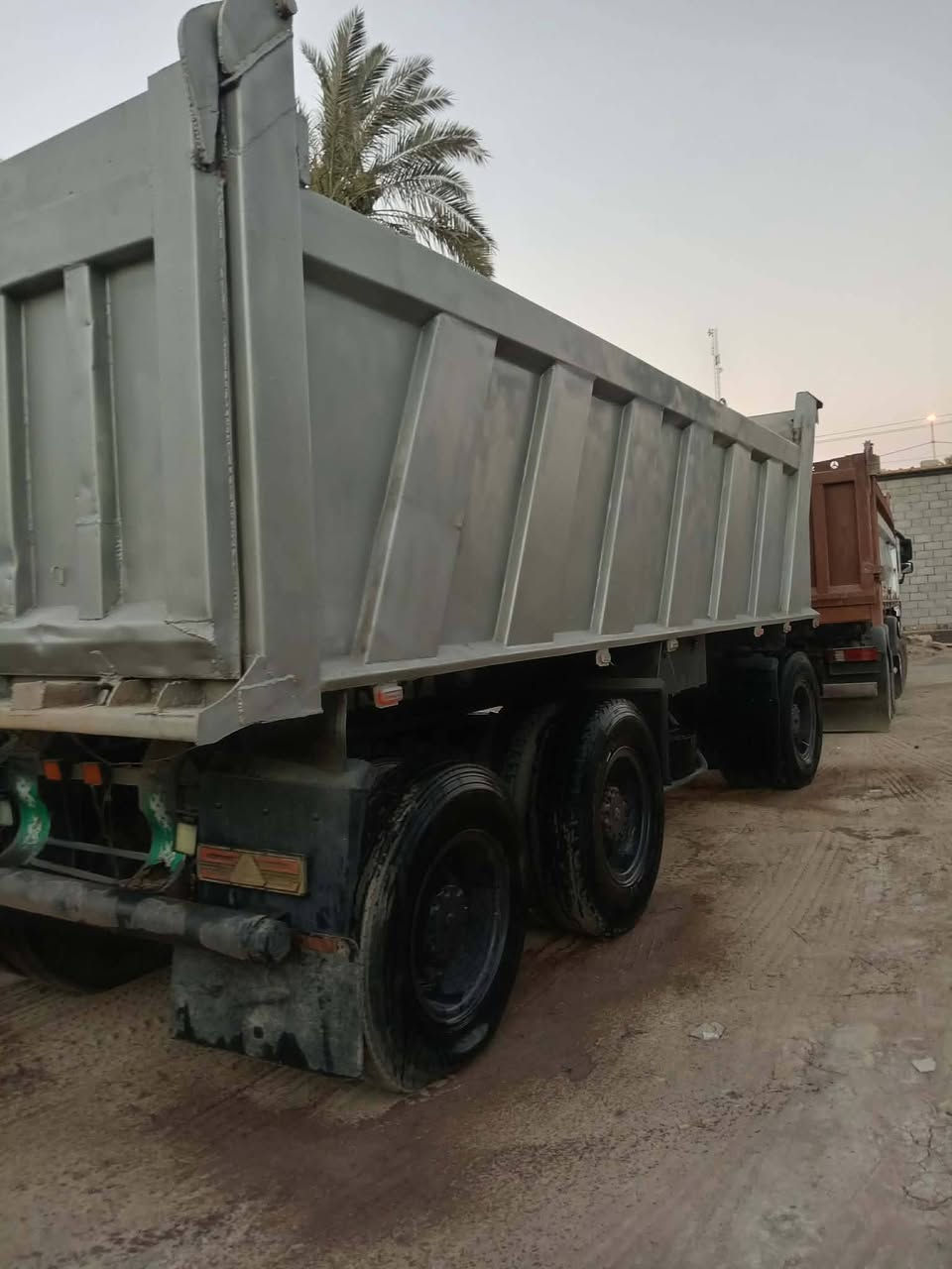 سلام عليكم مقطوره للبيع شغل نجف طول725جاهزه للعمل تايرات نص عمر ***********

