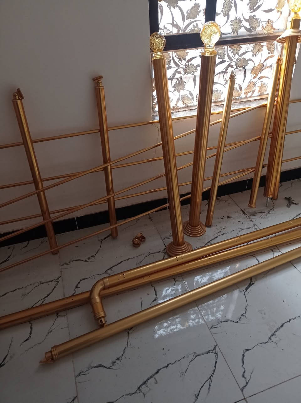 باب..عدد2الطول 196والعرض 87السعر للباب الواحد 125مع محجر الطول ست أمتار ونص..السعر300الف..الاتصال ***********
