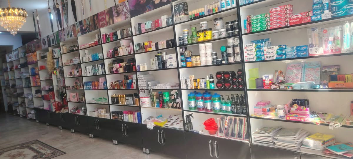 السلام عليكم
للبيع رفوف 
خشب تركي نوع Hdf درجة اولى
 عمق 30 عرض متر
ارتفاع مترين و20سم
انارة + اعلان + خزن 
العدد 20 رف سعر الرف 150
واكو بدون خزن واعلان واناره سعرهم 50 الف
وعندي ميز وسطي جام 
العنوان بغداد منطقة الثعالبه 
#رفوف
#كوزمتك***********
