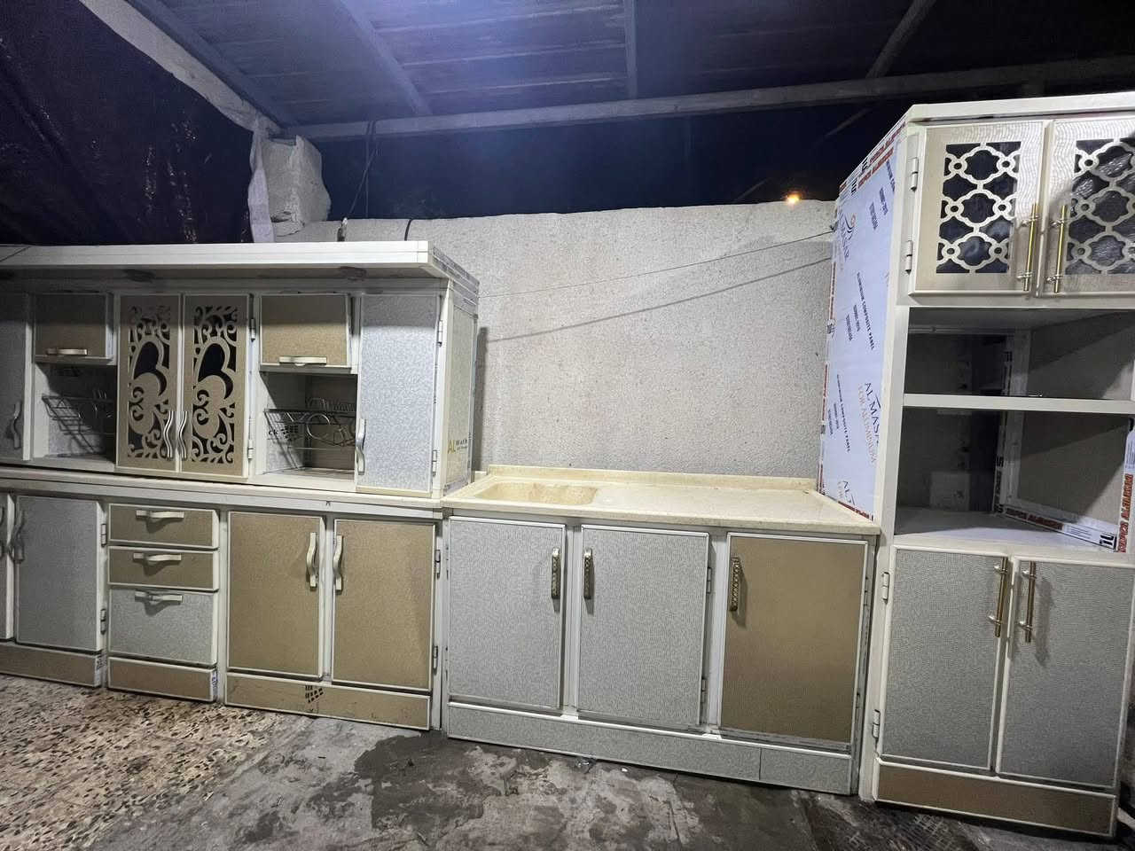 كاونتر مترين ونص وسنك متر  كله مرمر وعارضه كلش نضيف يخبل اي استفسار ***********
