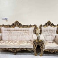 كنب ملكي • استخدام ٤ أشهر • مع ٣ طاولات