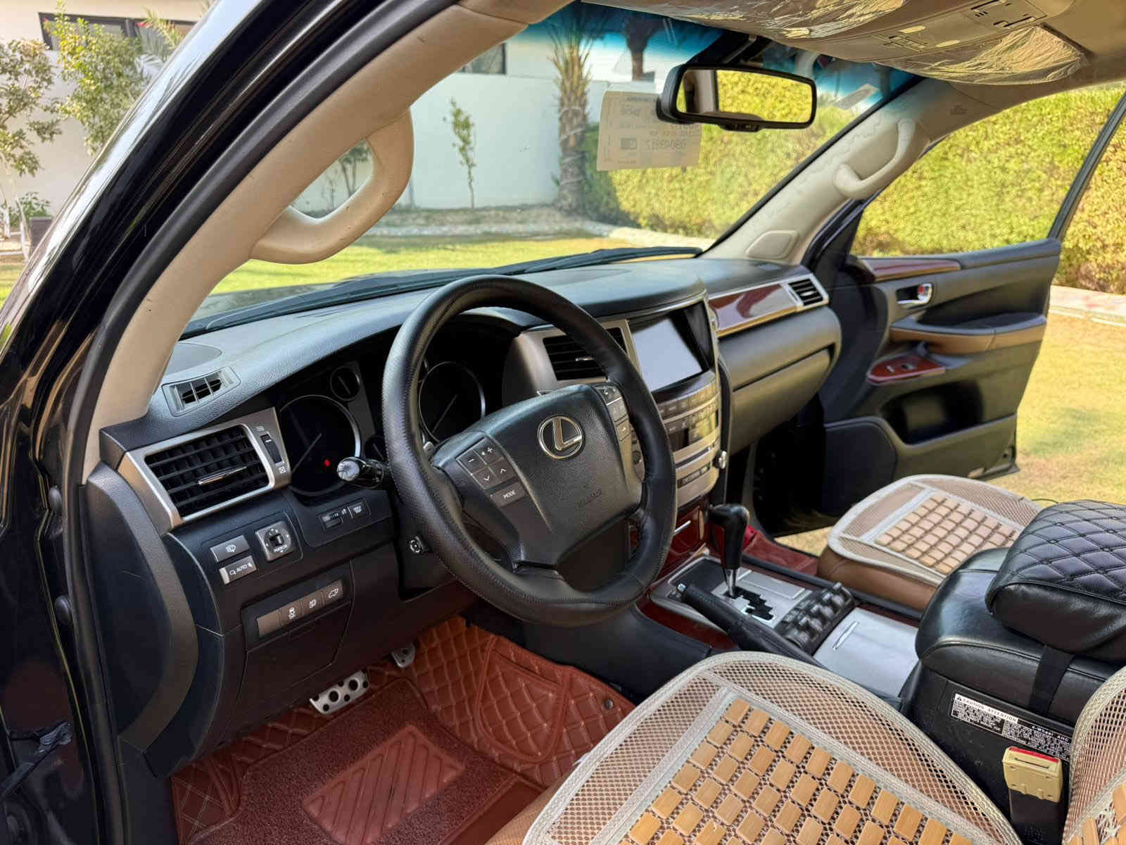 السلام عليكم
لكزز. للبيع 
موديل 2015
5700
فول مواصفات
سيارة مال جناي
بيها بارد شبرين.جاملغ الايمن 
بدون صبغ
كفالة عامة
ماشية. 142 حقيقي
السعر. 45 الف وبيها مجال 
العنوان/ بغداد 
الرقم. ***********
ومن الله التوفيق
