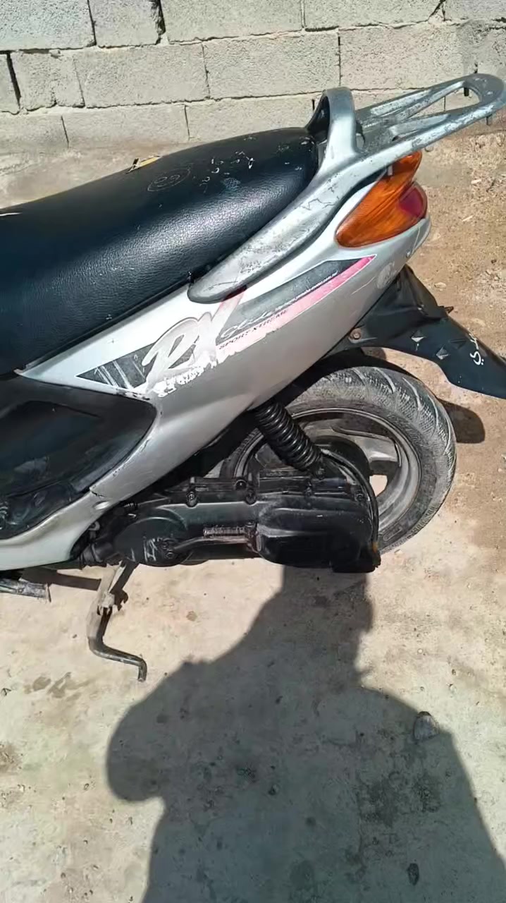 السلام عليكم شباب دراجه للبيع اكزز ياباني السرعه 100 دراجه كلها شغاله نگره سلف كيج بانزين شغال اشاير شغاله نقص بس رون مال سرعه مابي قمجي دراجه خير من الله السعر 250 وبيها مجال قليل العنوان بغداد حي السلام خلف مركز الخنساء قرب مستشفى الفضيليه العام رقم الهاتف *********** متواجد واتس اب فقط
