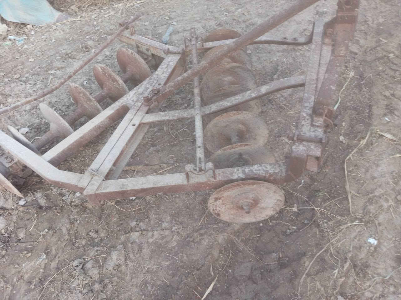 السلام عليكم دسك للبيع يرهم للكيوتي  والكابوته العنوان بغداد السعر ٦٠٠  ***********
