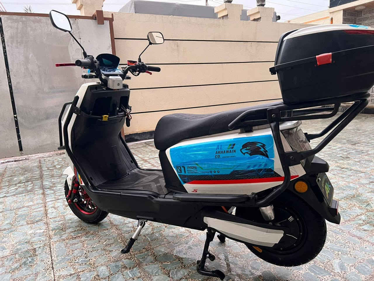 السلام عليكم 
للبيع سكنس مدرعه 
دراجه مستخدمه شهرين 
بطارياتهه تخم يقره 11 
سويج بصمه كرت 
ع وضع الشركه خير من الله 
السعر 600 وبيه مجال 
اتصل وتدلل***********
