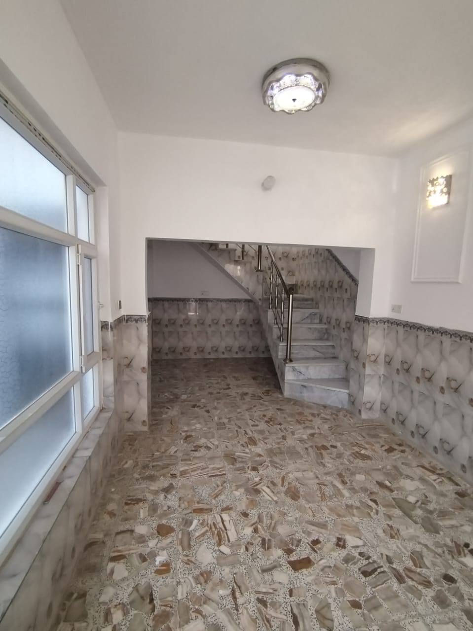 مكتب ولايه علي 

بيت للبيع المساحه 100 متر طابو زراعي سند 25 مشمول بالتطويب وترقيم بلديه كاع حسين الشبيلي 

أساس وسقف صب كونكريت بنيان طابوك 

يتكون من غرفة نوم وصاله ومطبخ واستقبال وصحيات داخليه وخارجيه وطارمه ومكشوفه ومخزن بالطابق الثاني 

العنوان شارع المطار الجديد شارع علكم يبعد عن شارع 100متر 

السعر المطلوب 70 مليون وبي مجال 

للاستفسار اتصال أو واتس اب 
***********
أبو علي العبدلي
