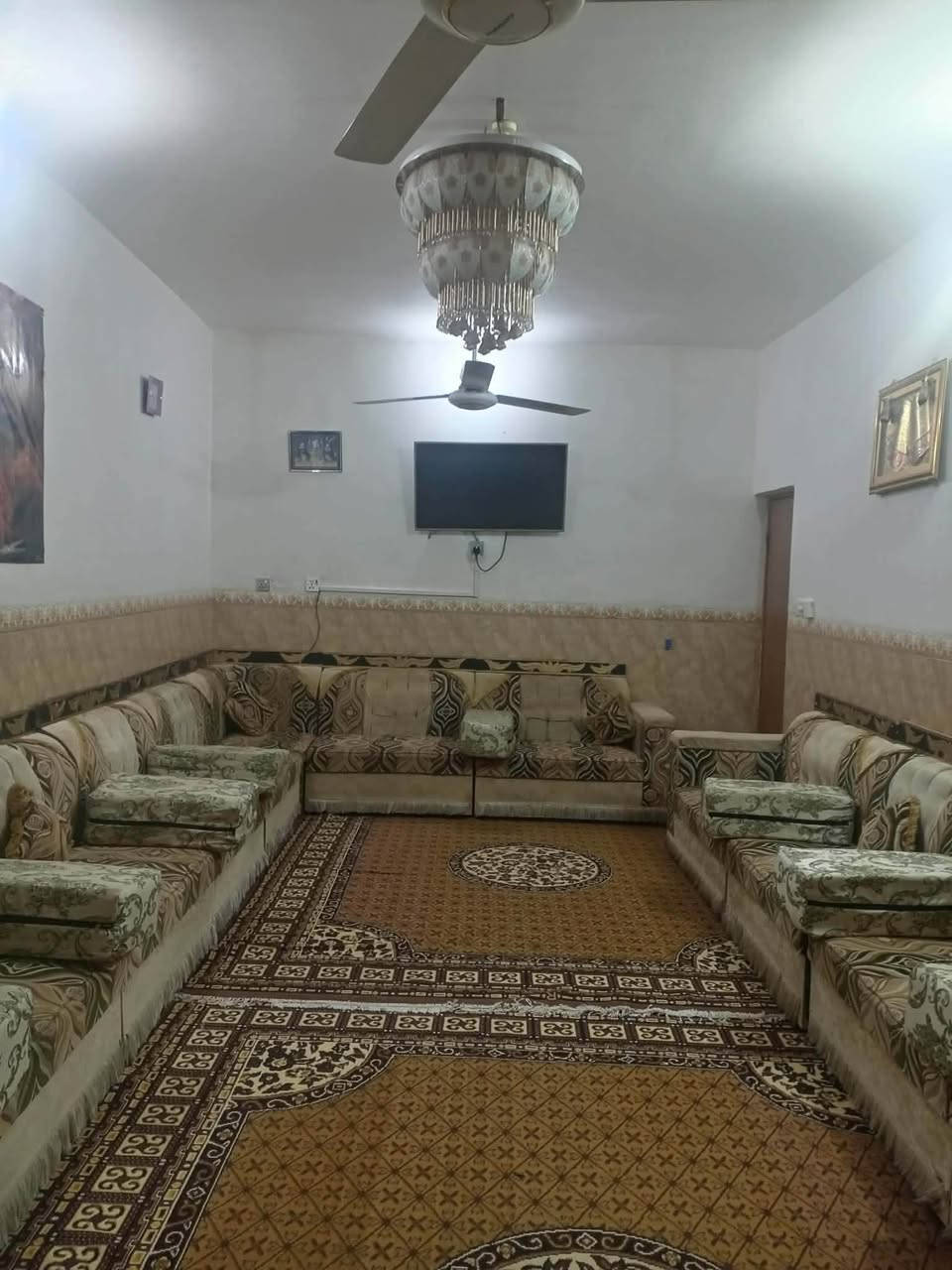 بسم الله الرحمن الرحيم 
يعلن مكتب الفرسان للعقارات عن توفير دار طابو صرف للبيع 
او المراوس مع دار حديث انسب بالسعر 
دار للبيع طابو صرف ٢٠٠م السده حي النصر الثاني يبعد عن الشارع العام والجامع والمدارس ١٠٠ م 
يتكون من طابقين الاول استقبال وغرفتين ومطبخ وصالة وصحيات داخلية وخارجية عدد٣ وكراج سيارة وحديقة والطابق الثاني غرفة وصاله ومخزن 
السعر  90 مليون قابل للتفاوض
لطلب والاستفسار زيادة مكتب الفرسان او الاتصال 
***********/مرتضى
