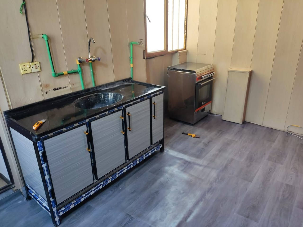 سلام عليكم عندي هاذه الكاونتر للبيع جديد الله شاهد مكاني بغداد حي القاهره *********** مترين سنك مرمر الي يعجبه يجي خاص ويدلل
