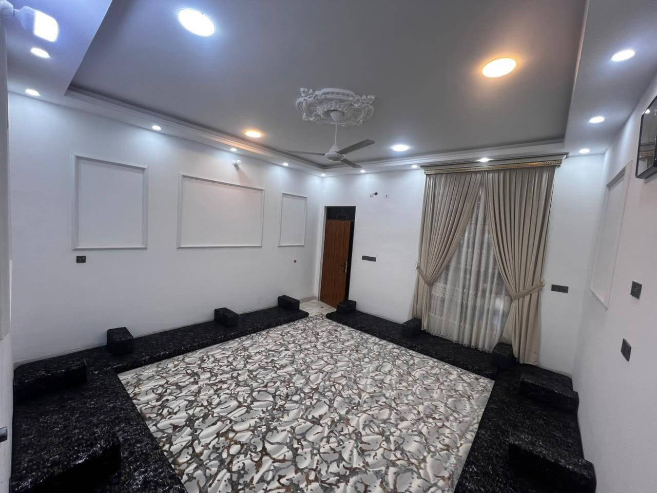 تسلسل 158
🏡 للبيع بيت في الأزركية – موقع مميز

📍 قرب مدرسة عرب ستان مقابل مسجد الصحابة

🔹 المساحة: 512 م²
🔹 نوع السند: طابو زراعي
🔹 الشارع: 6 متر
🔹 موقع هادئ ومناسب للسكن
🔹 السعر: 185 مليون دينار عراقي
🔹 السعر قابل للمراوس والتفاوض الجاد

للأستفسار الاتصال َ؏ الارقــام التــاليه |📱☎️
او مــــراجعة مكــتب الطــيب للــعقار | 🏠
قــرب مجــمع الشفاء | 🏢 📍
و مقابل دائرة الكهرباء | 🏭📍

📱 |***********
📱 | ***********
📱 | ***********

