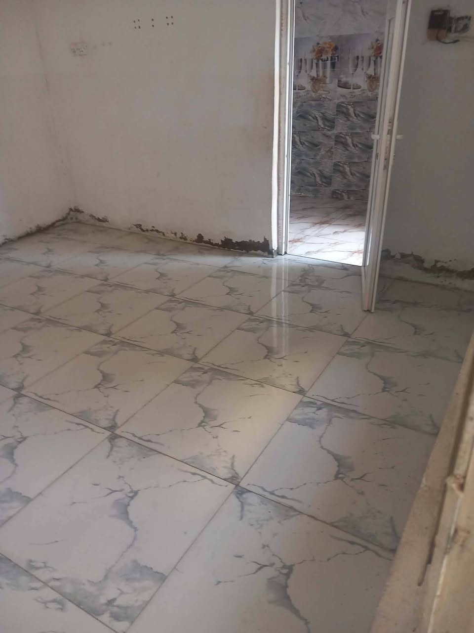 بيت طابقين للايجار السكك قرب المنتزه ***********
