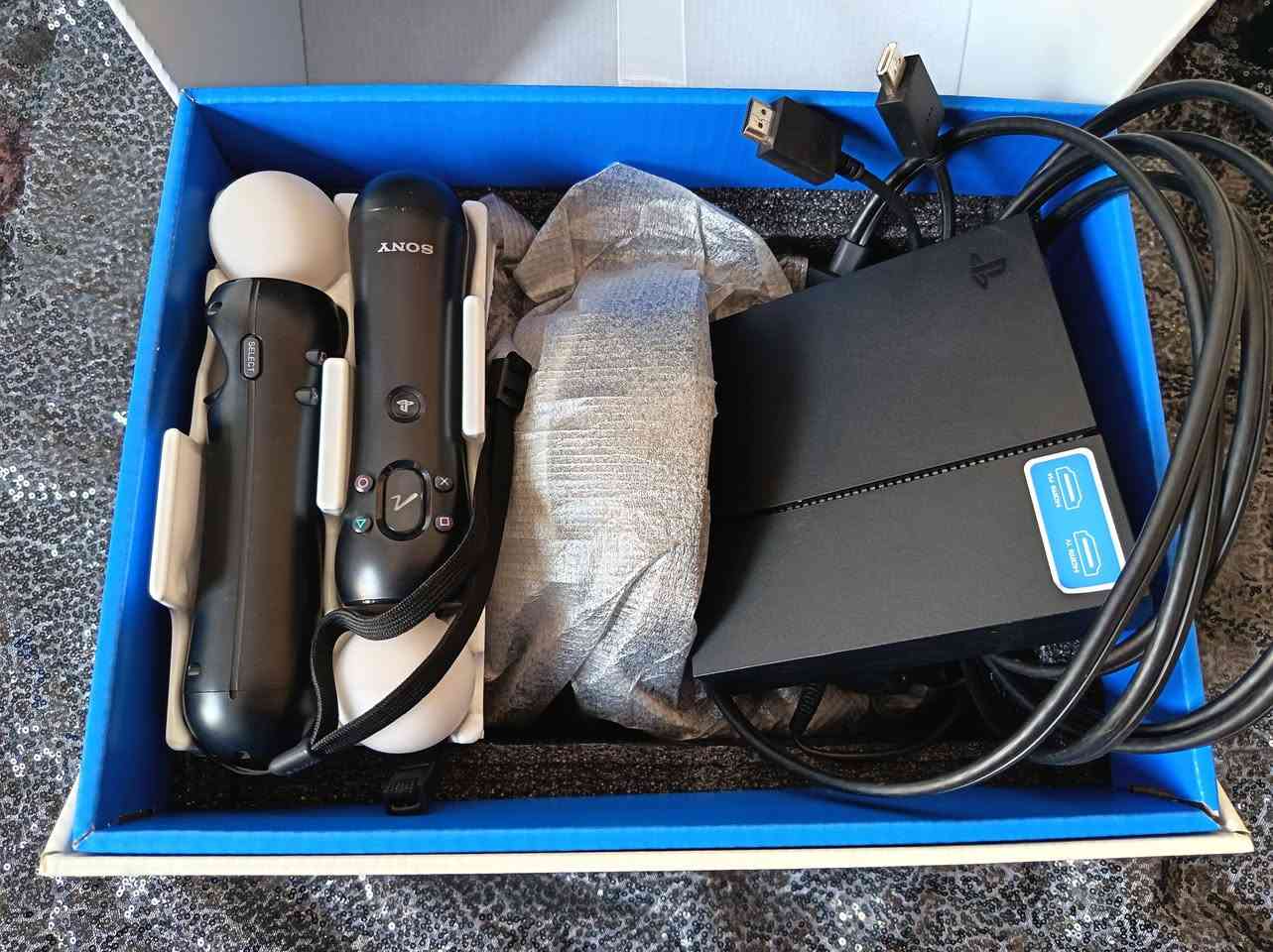 السلام عليكم 
عندي مناظر VR  مال بلي4 
مستعمل نظيف بعده بل باكيت
وياها يدات ثنين و كامرة و أقراص ثنين
كل شيء كامل بيها وايرات ما وايرات 
السعر 280 ألف 
مكاني بغداد 
*********** 
واتساب
